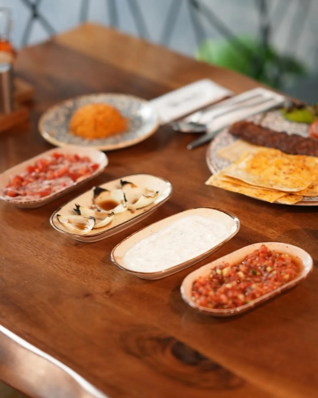 Ezme, haydari ve közlenmiş sebzelerden meze tabağı