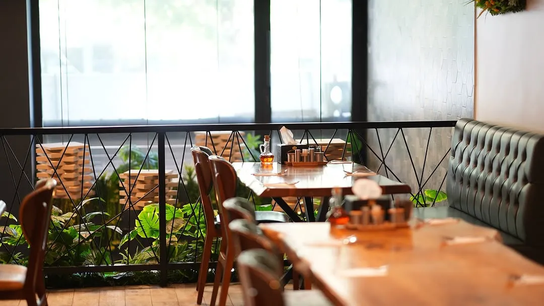 Bi'tas Restoran'ın salonu, kurulu masalar