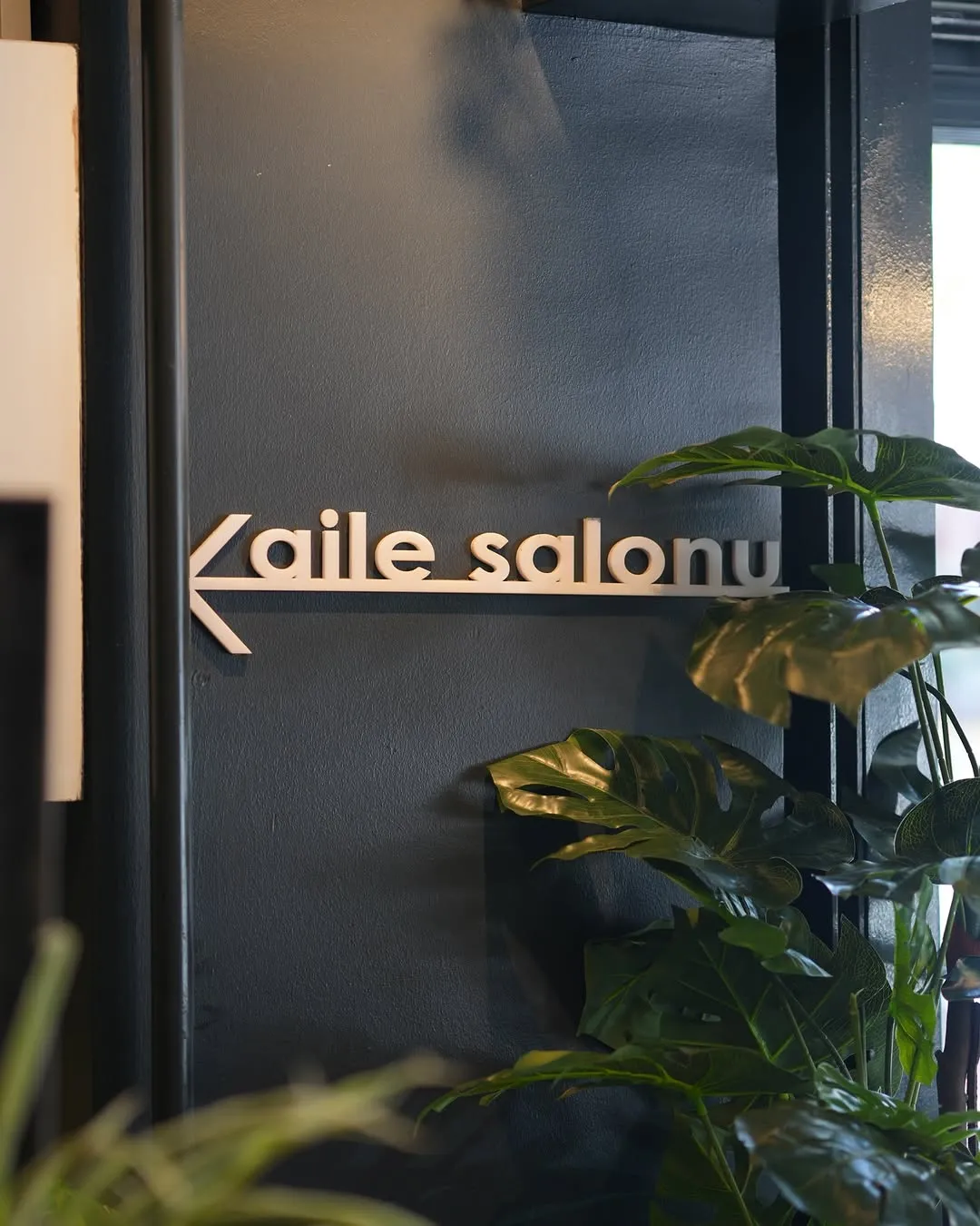 "Aile salonu" yönünü gösteren tabela